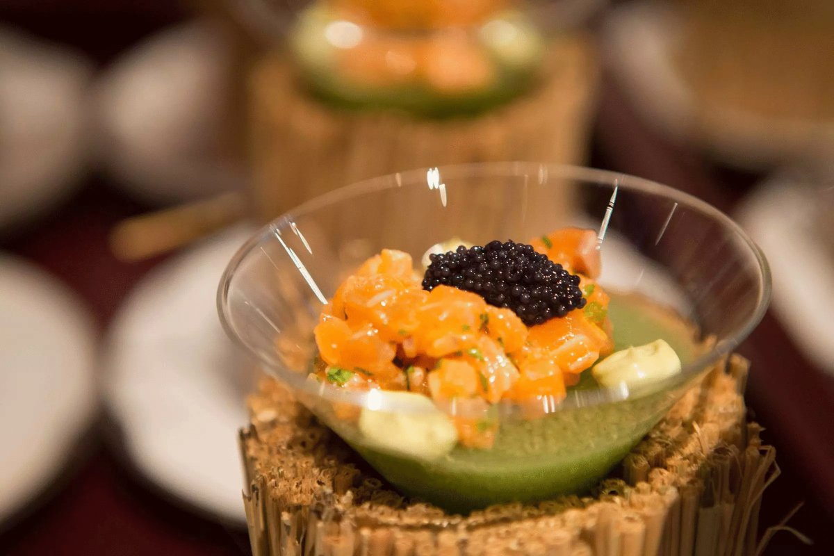 LECIAGRIFFw9yb's tweet photo. Prueba el ceviche peruano con ají limo fresco y hierbas aromáticas, un sabor marino vibrante que te transporta directamente a las costas de Lima. https://t.co/sUyEdvQUVf