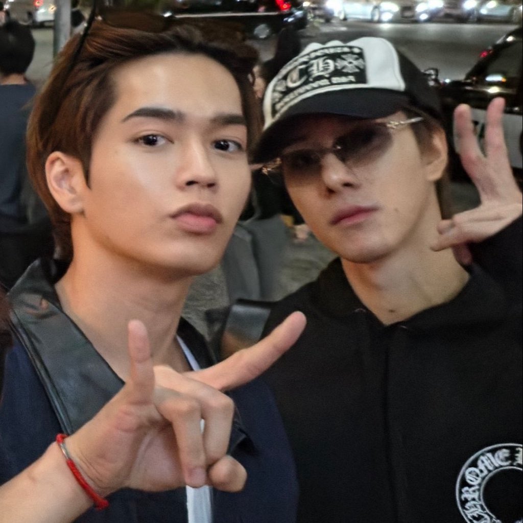 dearjumark's tweet photo. “antarai gang”                           their “antarai +2” https://t.co/S4QDr3IraT