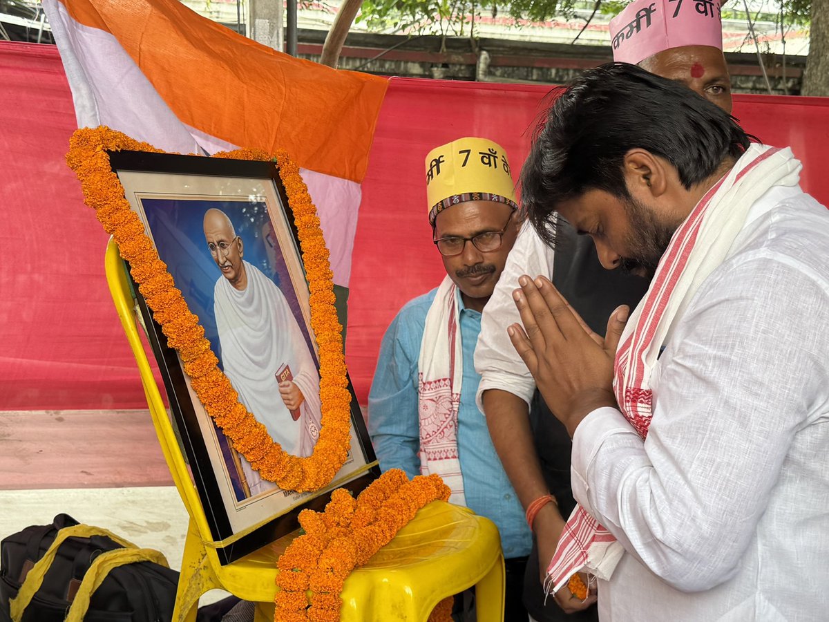 DineshBh06's tweet photo. पटना के गर्दन��बाग में 7वें वेतनमान और पुरानी पेंशन समेत लंबित मांगों पर शिक्षकों के अनिश्चितकालीन अनशन में शामिल होने के लिए संदीप सौरव जी (@Sandeep_Saurav_) का धन्यवाद। जो शिक्षक पीढ़ियों का भविष्य गढ़ते हैं, उन्हें अपने हक के लिए भूखे बैठना न पड़े — यही इस समर्थन का मतलब है।

आज पटना के गर्दनीबाग में बिहार के शिक्षक 7वें वेतनमान, पुरानी पेंशन और लंबित मांगों को लेकर अनिश्चितकालीन अनशन पर हैं। इस संघर्ष में शामिल होकर आवाज़ बुलंद करने के लिए माननीय संदीप सौरव जी का हृदय से धन्यवाद।

शिक्षक सिर्फ क्लास नहीं पढ़ाते — वे बिहार की आने वाली पीढ़ी का भविष्य गढ़ते हैं। जब वही शिक्षक अपने वेतन, पेंशन और सम्मान के लिए सड़क पर भूखे बैठने को मजबूर हों, तो यह सिर्फ उनकी नहीं, पूरे शिक्षा तंत्र की चिंता है।

बिहार सरकार और शिक्षा विभाग से विनम्र लेकिन स्पष्ट मांग है:

• शिक्षकों को 7वें वेतनमान का लाभ बिना और देरी के दिया जाए।

• पुरानी पेंशन व्यवस्था समेत लंबित मांगों पर ठोस, समयबद्ध फैसला हो।

• अनशन पर बैठे शिक्षकों से बातचीत कर मांगों का सम्मानजनक समाधान निकाला जाए।

• आश्वासन नहीं, लिखित और लागू होने वाला अधिकार दिया जाए।

शिक्षक का सम्मान, बिहार के भविष्य का सम्मान है। इस न्यायपूर्ण संघर्ष के साथ हम मजबूती से खड़े हैं।

@samrat4bjp @mkrtiwari_bjp @DrMadanMohanJha @BiharEducation_ @Team_BRVAS
#BiharTeachersNeed7thPay 
#BiharTeachers #7thPay #शिक्षकमांगेहक #SandeepSaurav