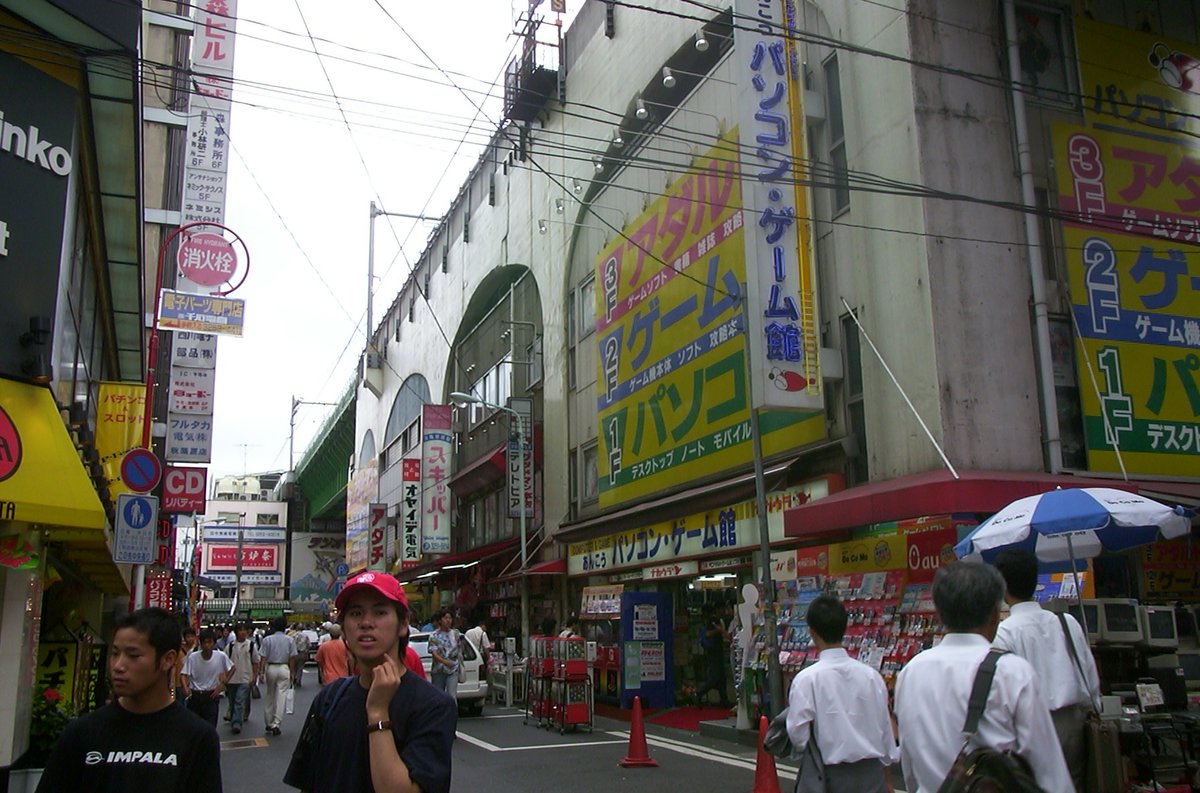uraniwamoviecom's tweet photo. 外付けHDDから掘り出したアキバ画像。００年代初頭のアキバ。多分最初のデジカメをアキバで買って単三電池で稼働するタイプなのですぐアキバで写した光景。萌えアニメの看板やフィギュアショップが無く「ゼイラム」劇中に映るような昭和から連綿と続く家電とパソコンの街アキバが印象付けられる町並み https://t.co/qPYGz55rGz