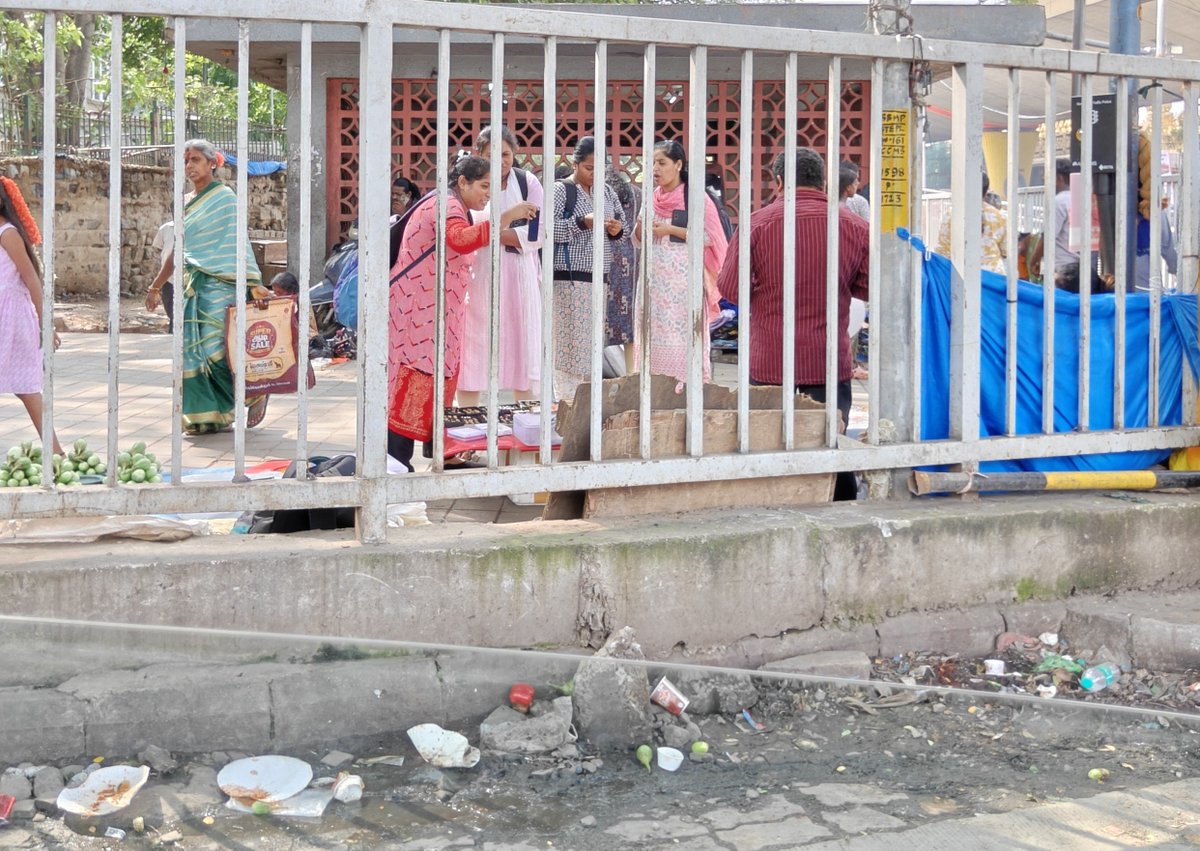 KiranKS's tweet photo. A few weeks ago, we were praising Karnataka Minister Krishna Byre Gowda for cleaning up footpaths in Bengaluru, clearing vendors. 

Today, I visited the KR Market area. The footpath vendors are back. Everywhere. 

So the praising didn't age well. Encroachment is fully back. https://t.co/xoqJF2Fa1i