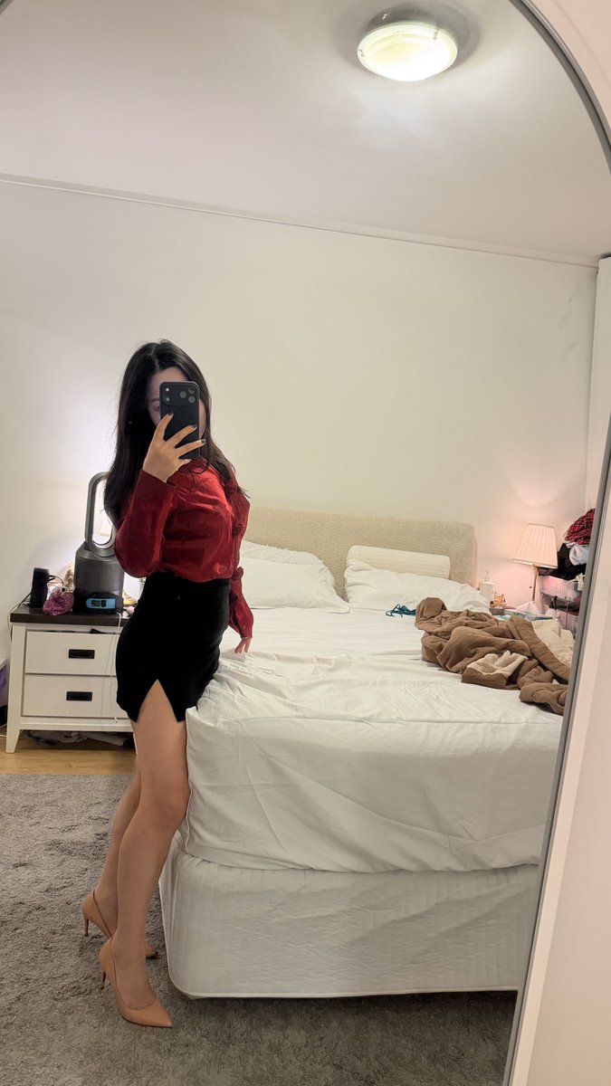 Jshe_aus's tweet photo. Today’s outfit.
Chiese style top with black Norma Kamali skirt. https://t.co/7qwNWm2SRa