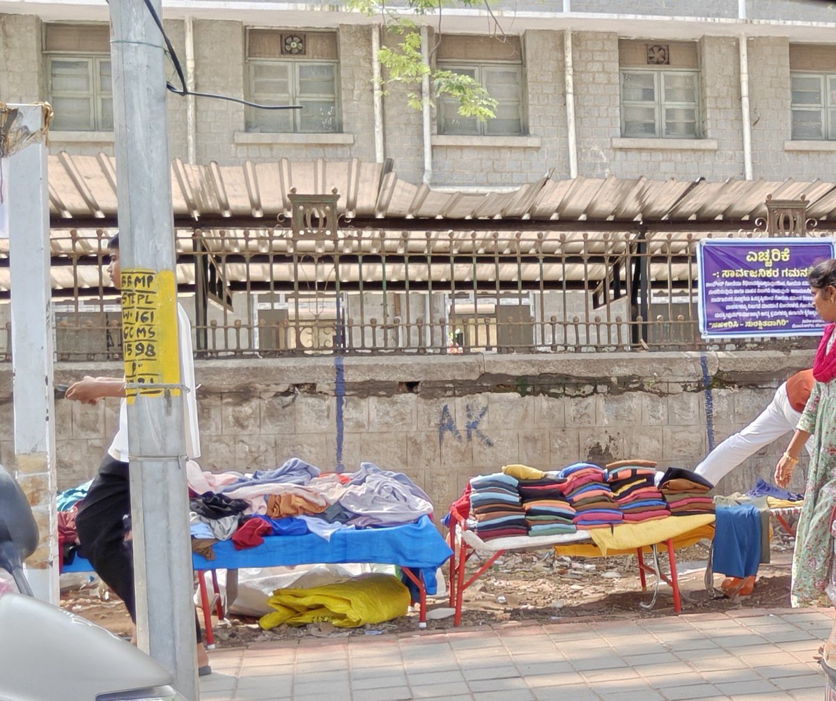 KiranKS's tweet photo. A few weeks ago, we were praising Karnataka Minister Krishna Byre Gowda for cleaning up footpaths in Bengaluru, clearing vendors. 

Today, I visited the KR Market area. The footpath vendors are back. Everywhere. 

So the praising didn't age well. Encroachment is fully back. https://t.co/xoqJF2Fa1i