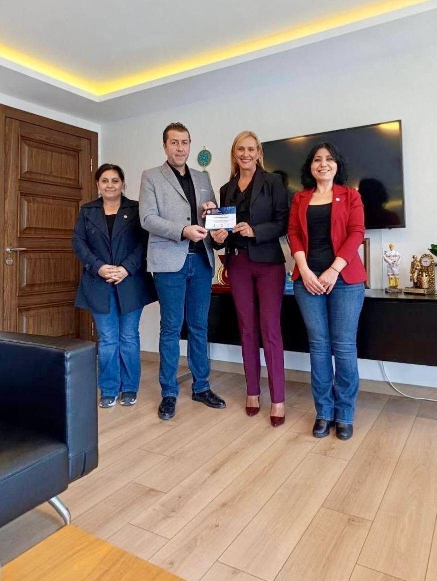 SerkanM16M's tweet photo. Sayın @ipekozkal hanım Kademe mağduru arkadaşlarımıza göstermiş oldugunuz ilgiye alakaya haksızlığa karşı sergilemiş olduğunuz duruşunuzla sahalarda sosyal medyada her daim bizlerin yanında oldunuz mağdurlar bunlari göz ardı etmeyecektir Teşekkürler 

#KademeMeclisinişi https://t.co/qGQKIdE4Ee