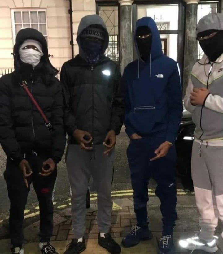 Lucasforbbc's tweet photo. Ça doit être tellement satisfaisant pour un Renoi de donner des claques avec ses pieds sur la tête d'un.e blanc.he. Pas vrai ?🤣🖕🏿

#BNWO
https://t.co/BKFW6ASL6D