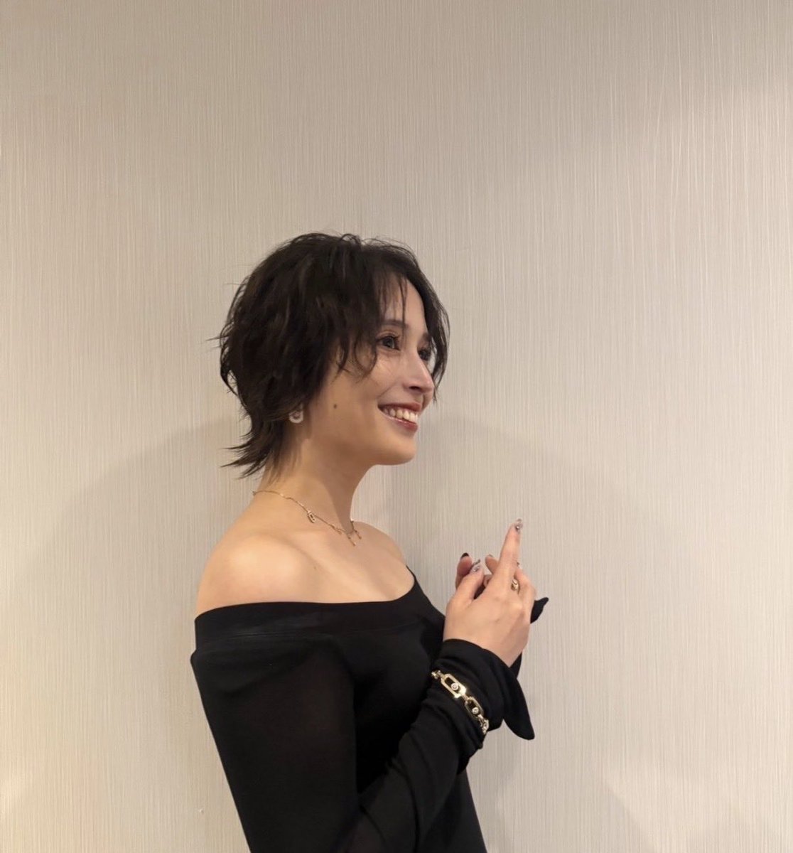 asu_pyn's tweet photo. 本当に本当にびっくりなんだけど。まじでかっこよすぎてる。これ惚れる人続出やろ！！！久しぶりのショートやない？ほんとに心臓足りない。登壇した瞬間から開いた口が中々閉じられんかった。舞台挨拶中の毎秒毎秒の広瀬アリスに惚れてた
 #広瀬アリス  #沖晴くんの涙を殺して  #舞台挨拶  #女優 さん https://t.co/XZetpypoRi