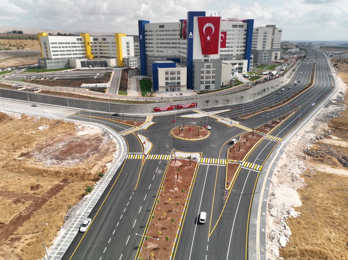 sanliurfabld's tweet photo. 🚧 Şehir Hastanesi Yolu Şimdi Daha Güzel, Daha Konforlu!

Şanlıurfa Büyükşehir Belediye Başkanımız Mehmet Kasım Gülpınar’ın öncülüğünde, şehrimizin ulaşım altyapısını güçlendirmek için yürüttüğümüz çalışmalar kapsamında Şehir Hastanesi yolunda çalışmalarımızı tamamladık.

Cumhurbaşkanımız Sayın Recep Tayyip Erdoğan’ın yarın gerçekleştireceği açılış programı öncesinde, 25 metrelik mevcut yolumuzu 50 metre genişliğinde modern bir bulvara dönüştürdük.

Fen İşleri, Park ve Bahçeler ile Ulaşım Daire Başkanlıklarımızın eş zamanlı çalışmalarıyla yolumuzu vatandaşlarımızın hizmetine hazır hale getirdik.

Daha güvenli, daha konforlu ve daha modern bir Şanlıurfa için çalışıyoruz.

Şanlıurfa’mıza hayırlı, uğurlu olsun. 🛣️