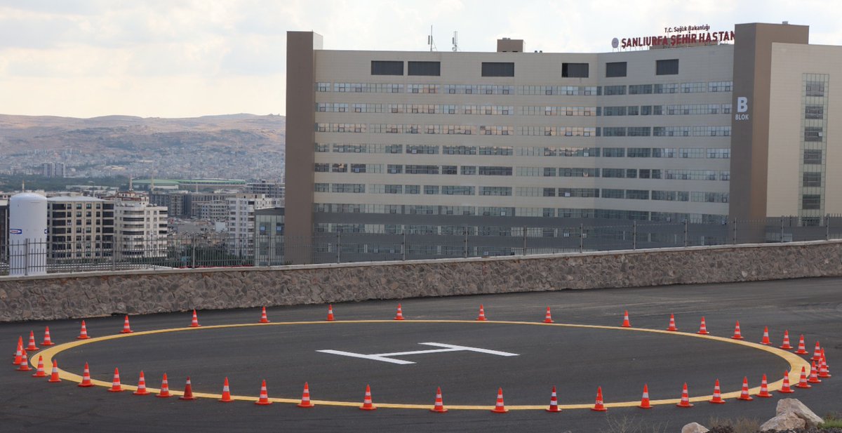 sanliurfabld's tweet photo. 🚧 Şehir Hastanesi Yolu Şimdi Daha Güzel, Daha Konforlu!

Şanlıurfa Büyükşehir Belediye Başkanımız Mehmet Kasım Gülpınar’ın öncülüğünde, şehrimizin ulaşım altyapısını güçlendirmek için yürüttüğümüz çalışmalar kapsamında Şehir Hastanesi yolunda çalışmalarımızı tamamladık.

Cumhurbaşkanımız Sayın Recep Tayyip Erdoğan’ın yarın gerçekleştireceği açılış programı öncesinde, 25 metrelik mevcut yolumuzu 50 metre genişliğinde modern bir bulvara dönüştürdük.

Fen İşleri, Park ve Bahçeler ile Ulaşım Daire Başkanlıklarımızın eş zamanlı çalışmalarıyla yolumuzu vatandaşlarımızın hizmetine hazır hale getirdik.

Daha güvenli, daha konforlu ve daha modern bir Şanlıurfa için çalışıyoruz.

Şanlıurfa’mıza hayırlı, uğurlu olsun. 🛣️