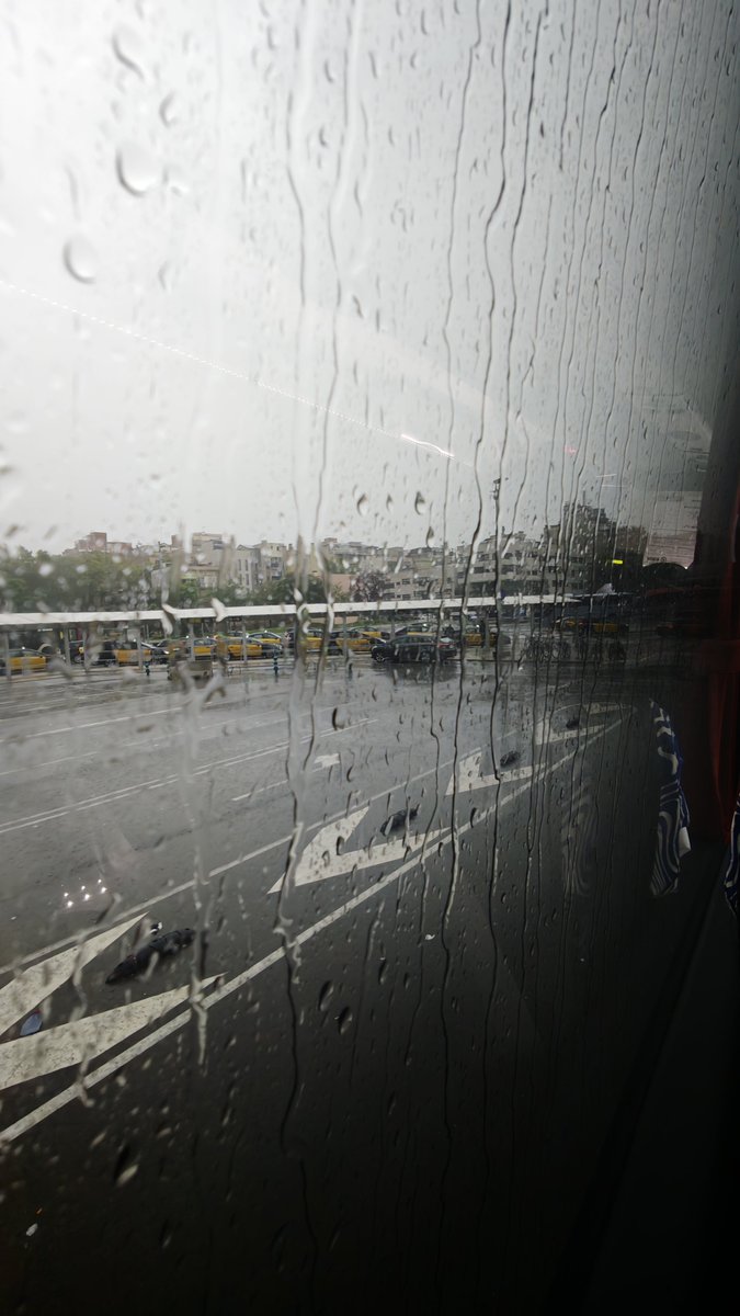 CalaParrish's tweet photo. @lexjgd En Barcelona lloviendo a cántaros. Os veo muy chill  y relax 😋 https://t.co/hEuBZyFzBl
