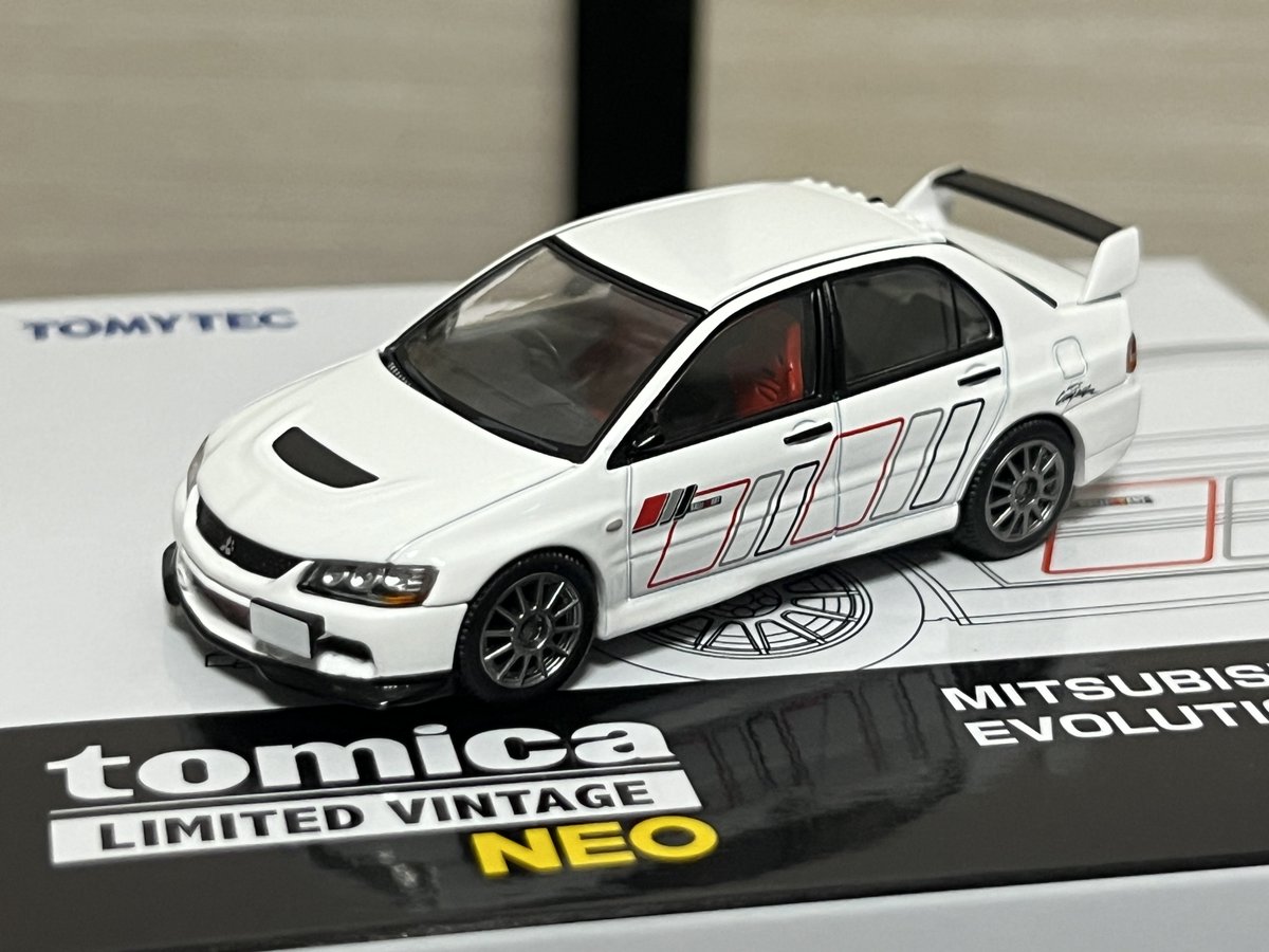 COROLLA_210's tweet photo. タカラトミーモール限定のトミカリミテッドヴィンテージ
ランエボⅨラリーアート
通常盤のレッドと同様ソリッドなホワイトで登場…
こっちはこっちでアリな仕様だね
限定品リアワイパーレスなのでカラバリで済ませないのがらしさあるわ https://t.co/CA4QNkyoHU