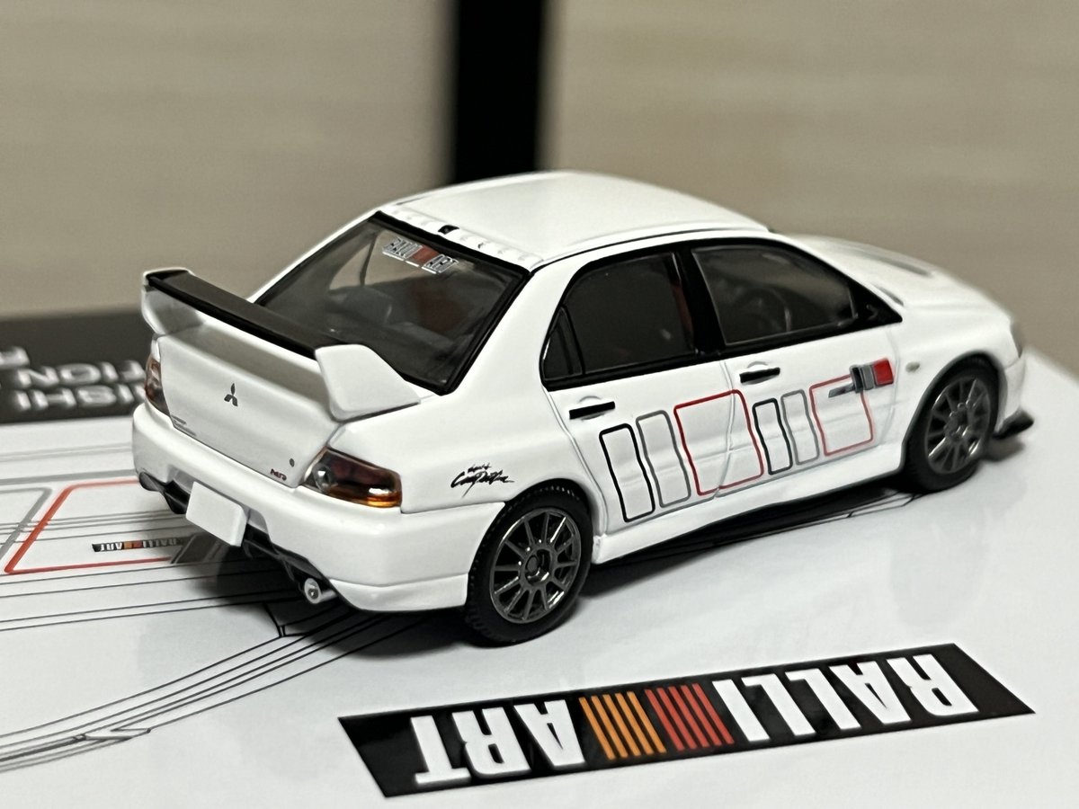 COROLLA_210's tweet photo. タカラトミーモール限定のトミカリミテッドヴィンテージ
ランエボⅨラリーアート
通常盤のレッドと同様ソリッドなホワイトで登場…
こっちはこっちでアリな仕様だね
限定品リアワイパーレスなのでカラバリで済ませないのがらしさあるわ https://t.co/CA4QNkyoHU