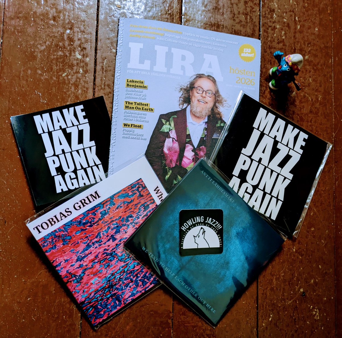 lenarrrt's tweet photo. Som stolt Prenumerant av @liramusikmag får jag inte bara läsa intressanta notiser, artiklar, intervjuer, essäer &amp; 100tals recensioner om fantastisk #musik 4 gånger per år. Nej, ibland dyker även presenter ner i min postbox - denna gång från Skivbolaget Howling Jazz!!! TACKSAM! 😀 https://t.co/T2ca4OMlbl