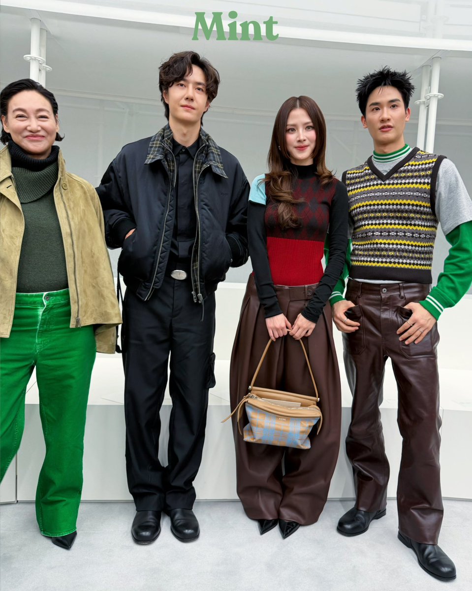 mintmag_th's tweet photo. เฟรมทองคำ! ส่งโมเมนต์ 4 Loewe Ambassadors อย่าง ‘Kara Wai - Wang Yibo - ใบเฟิร์น - เต’ ณ แฟชั่นโชว์ LOEWE SPRING SUMMER 2027 โดย JACK &amp; LAZARO ณ กรุงปารีส ประเทศฝรั่งเศส 💚

#tawan_v #baifernbah
#WangYibo #KaraWai
#LoeweSS27 #LOEWE 
#MintMagTH https://t.co/gEBhRxqxM9