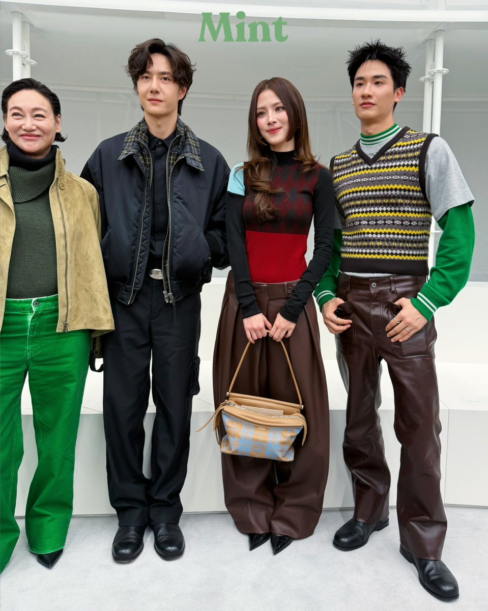mintmag_th's tweet photo. เฟรมทองคำ! ส่งโมเมนต์ 4 Loewe Ambassadors อย่าง ‘Kara Wai - Wang Yibo - ใบเฟิร์น - เต’ ณ แฟชั่นโชว์ LOEWE SPRING SUMMER 2027 โดย JACK &amp; LAZARO ณ กรุงปารีส ประเทศฝรั่งเศส 💚

#tawan_v #baifernbah
#WangYibo #KaraWai
#LoeweSS27 #LOEWE 
#MintMagTH https://t.co/gEBhRxqxM9