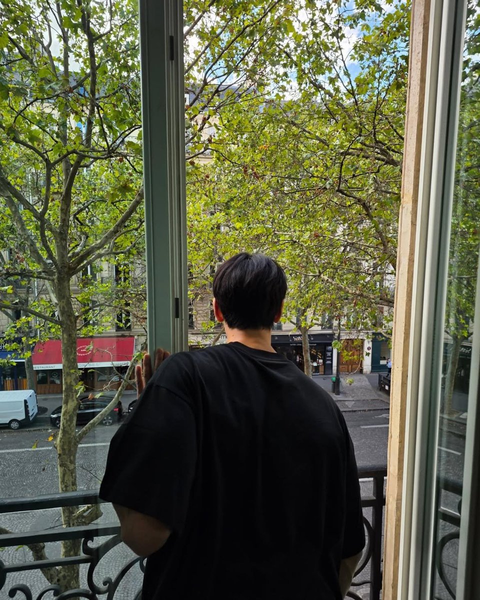dawnuayo's tweet photo. shownu and his pacific ocean wide shoulders https://t.co/myEzEWURm2