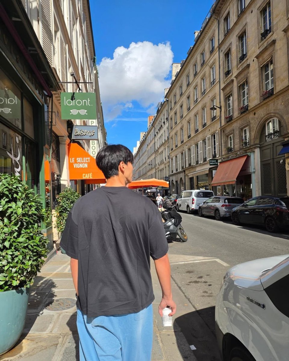 dawnuayo's tweet photo. shownu and his pacific ocean wide shoulders https://t.co/myEzEWURm2