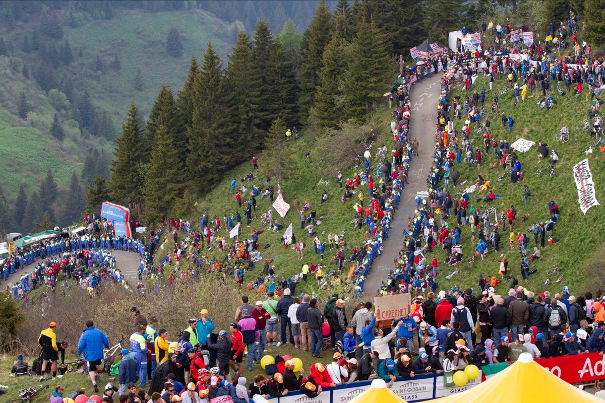 RenaudB31's tweet photo. #Décryptage 🔎 / Les premiers détails des parcours des trois Grands Tours 2027 commencent à émerger. Le Tour sera présenté le 22 octobre, tandis que les parcours du Giro et de La Vuelta seront dévoilés plus tard dans l’année. Deux cols attirent déjà l’attention. 👇

🇮🇹 Giro d'Italia 2027 pourrait retrouver le mythique Monte Zoncolan, absent depuis plusieurs années. Selon CyclingPro, sa terrible ascension par Ovaro serait envisagée pour cette édition.

La montée par Ovaro est l’une des plus redoutables du Zoncolan : 10,1 km à 12 % de moyenne, 1 203 m de dénivelé et des passages pouvant atteindre 22 %. Une véritable montée hors catégorie.

Ovaro pourrait même accueillir la bataille finale pour le classement général avant le transfert vers Rome. La troisième semaine devrait débuter dans la province de Brescia.

Une étape partirait de Chiari en direction de Vicenza, où une arrivée ou un passage avec une probable contre-la-montre est évoqué, avant de mettre le cap vers les Dolomites.

🇪🇸 La Vuelta 2027 sera donné en Galice et la course doit retrouver Madrid pour son arrivée finale. Mais un nouveau sommet pourrait faire son apparition : le Santuario de la Peña de Francia, en Salamanca. Le journaliste Pablo Revuelta évoque une première arrivée au sommet sur cette ascension.

La montée vers la Peña de Francia mesure environ 12 km à 6 % de moyenne. Surtout, les derniers kilomètres se durcissent nettement, avec un dernier kilomètre composé de rampes à 10-11 %.

📷 RCS