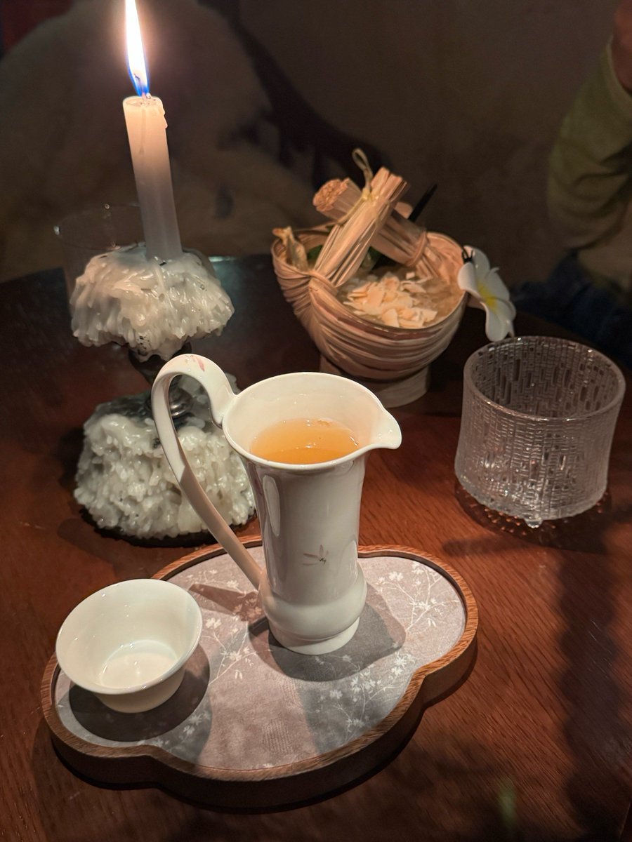 MariaColeq9h3's tweet photo. Found a vintage petition box (匦) that’s a tiny bit scratchy but not at all a nuisance (妨)—perfect for a cozy night of writing, sipping hot tea, and letting my mind simmer like a slow-cooked stew (熬). https://t.co/qxuO4mY6zw