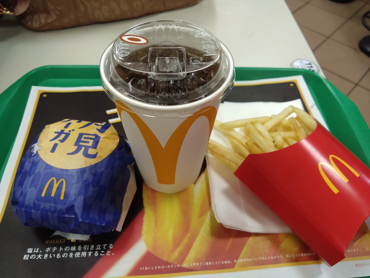 chikusui's tweet photo. シルバーウィーク明けから残業の嵐で、お昼はお弁当…とは言っても、おにぎりとゆで卵と味噌玉にした味噌汁だけど…を持って行ってるが、さすがに夕飯を作る気力がない。帰ったらすぐ寝たい。明日が休みだと思うとなおさら寝たい。で、ここのところの晩ご飯は、こんな感じ。 https://t.co/F1eNt69cVx