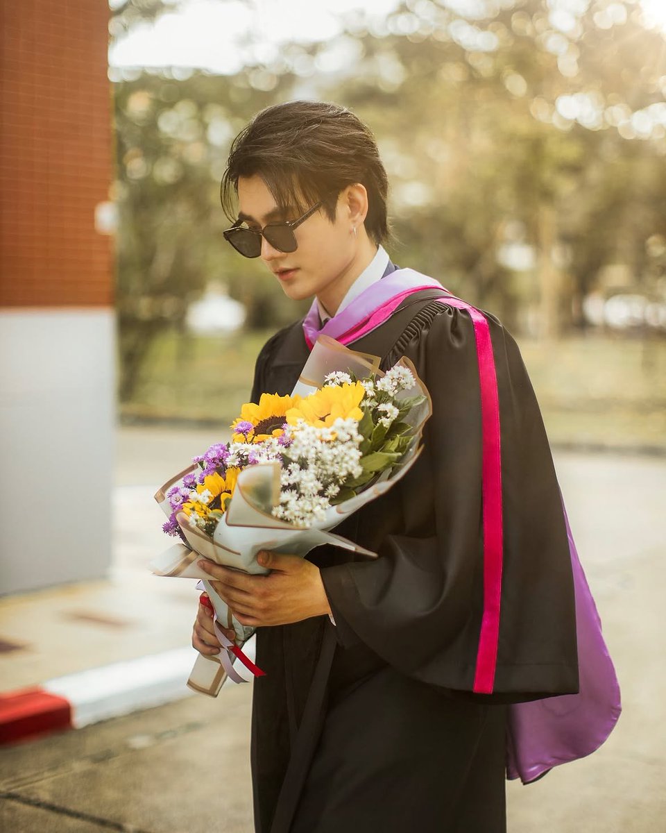 lisusuwi's tweet photo. His graduation          Celebrating his        
He is                              husband 
Single                           Graduation 

#PoohGraduationDay
#poohpavel #ppoohkt #pavelphoom https://t.co/XgxGqZJAfd
