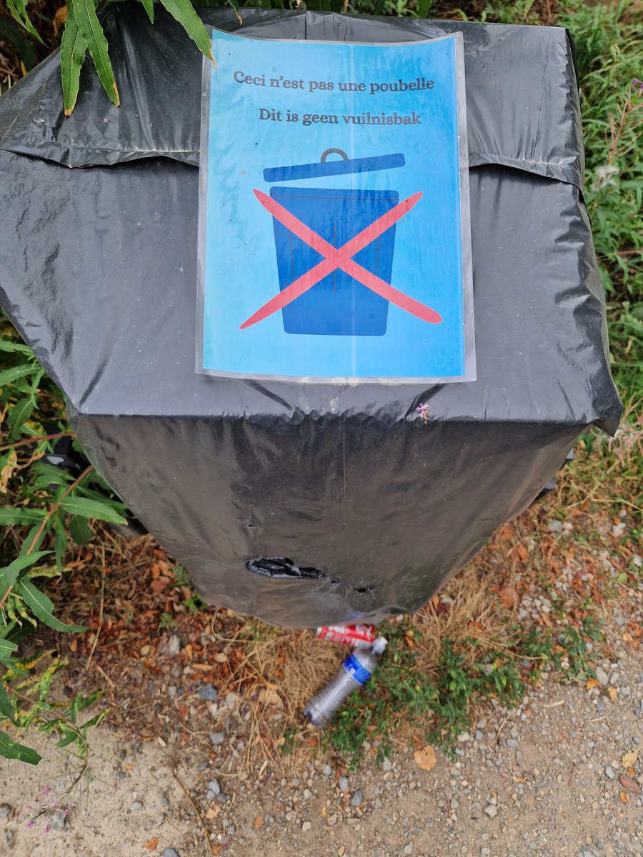 EBS023's tweet photo. Het valt ook niet mee om je als toerist te gedragen.
Vol is vol, afgesloten is dicht.
Maar dat snapt helaas niet iedereen.
Kan je het vol mee op pad nemen? Dan lukt dat vast ook als het leeg is.
#Supportervanschoon #TrashWalking #zwerfie #Vakantie
#hetkanzosimpelzijn https://t.co/lcQl79Uojr