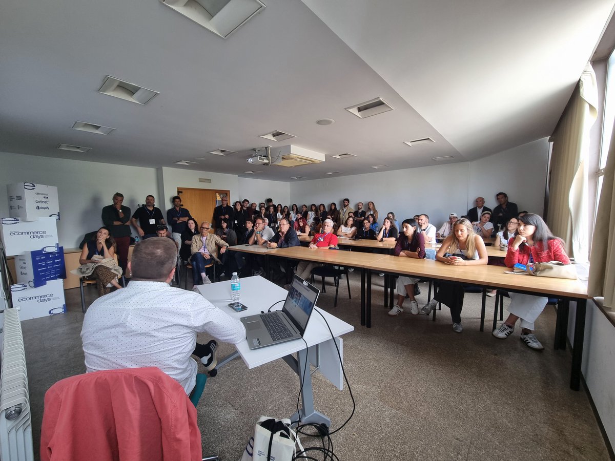 Mkt4eCommerce's tweet photo. Después del café, vamos von los obradoiros 👐

Sala 1. Grounding, controla la historia de tu marca en IA con Vicente Sánchez de @azurallyglobal 

Sala 2. El poder de las asociaciones de marca: estrategias para maximizar los ingresos con Carlos Iglesias de @sovendus 

Sala 3. Tu sitio de comercio electrónico está roto. ¿Y ahora qué?  
Con Lorenzo Otero de @dinahosting