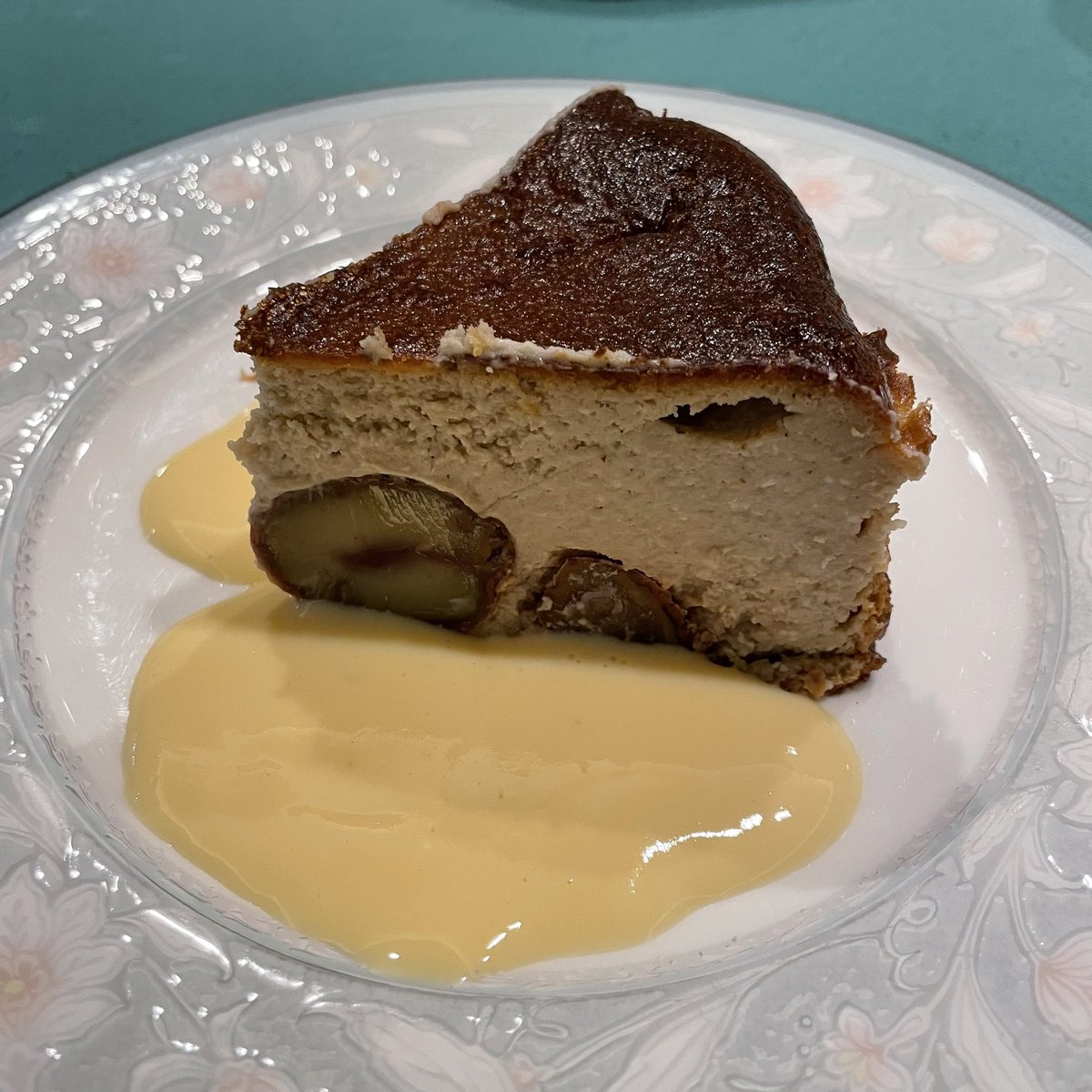 HomeKitchenOnl1's tweet photo. 栗のバスクチーズケーキ　ソースアングレーズ添え。季節の栗、栗の渋皮煮を作ったので、バスクチーズケーキに沢山入れました。食べ応えあります。
@HomeKitchenOnl1 #栗の渋皮煮 #バスクチーズケーキ https://t.co/qfNsVpMHh4