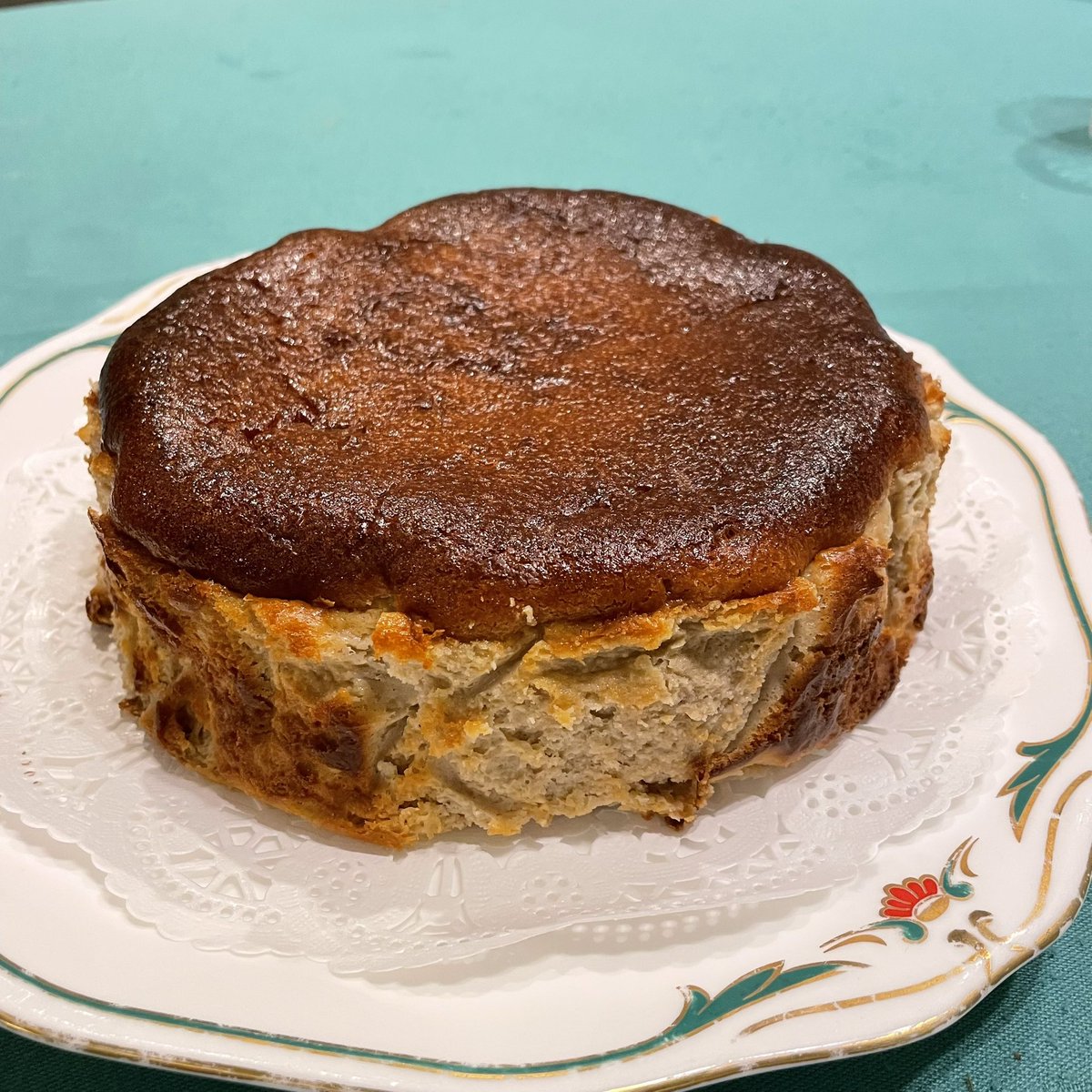 HomeKitchenOnl1's tweet photo. 栗のバスクチーズケーキ　ソースアングレーズ添え。季節の栗、栗の渋皮煮を作ったので、バスクチーズケーキに沢山入れました。食べ応えあります。
@HomeKitchenOnl1 #栗の渋皮煮 #バスクチーズケーキ https://t.co/qfNsVpMHh4