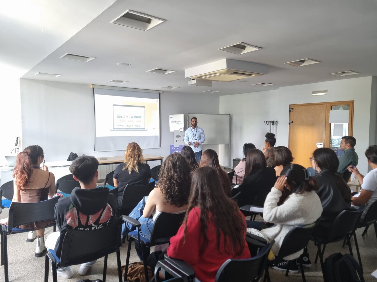Mkt4eCommerce's tweet photo. Después del café, vamos von los obradoiros 👐

Sala 1. Grounding, controla la historia de tu marca en IA con Vicente Sánchez de @azurallyglobal 

Sala 2. El poder de las asociaciones de marca: estrategias para maximizar los ingresos con Carlos Iglesias de @sovendus 

Sala 3. Tu sitio de comercio electrónico está roto. ¿Y ahora qué?  
Con Lorenzo Otero de @dinahosting