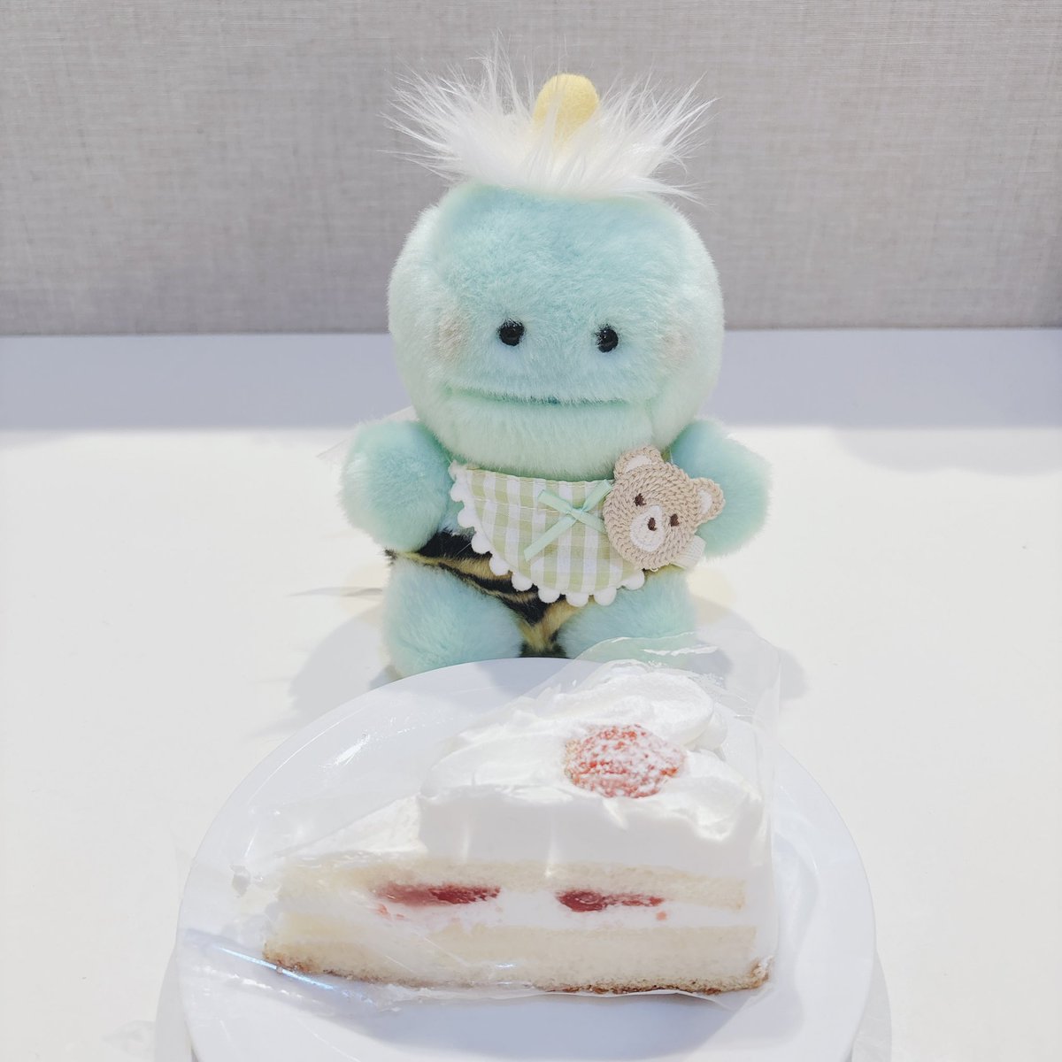 tofuaya's tweet photo. ケーキ🍰✨️
スーパーのだから、イチゴが1/2だった。
めろんぼう、ちょっと悲しげ。 https://t.co/heWe5tBbv7
