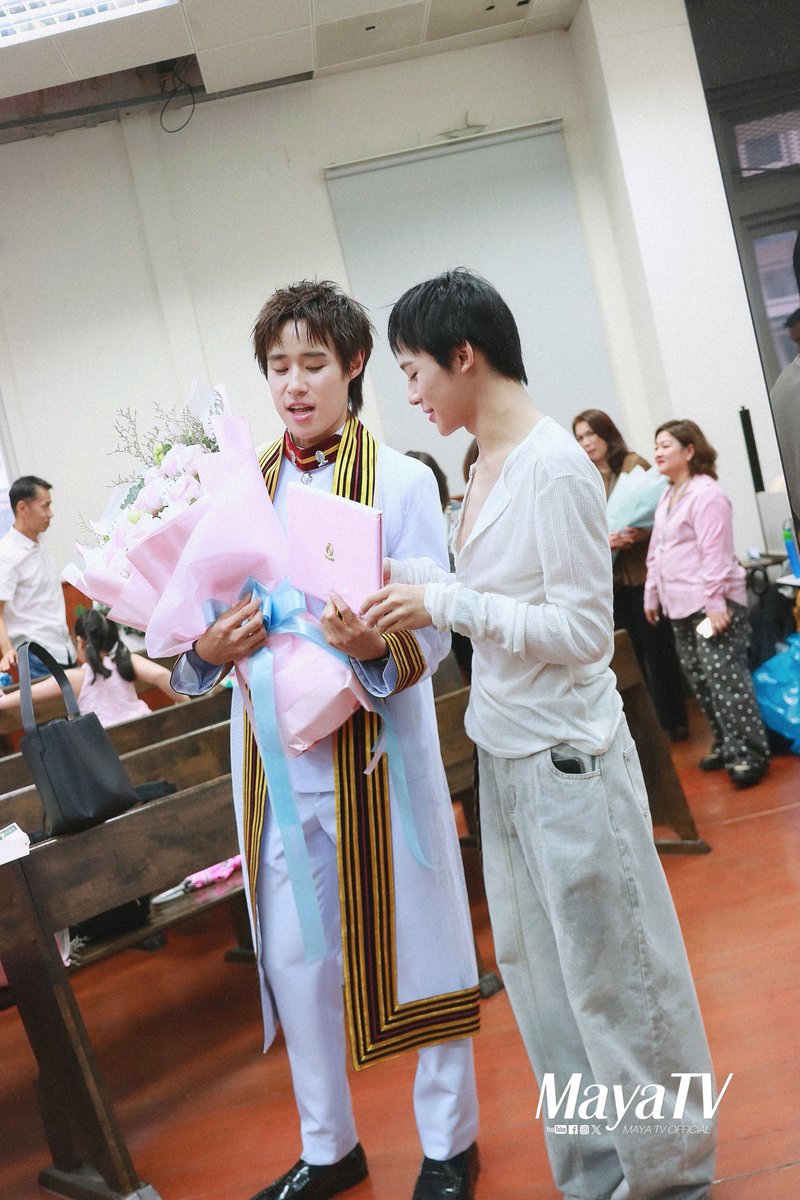 mayaonline2002's tweet photo. Snapshot #MAYATVOFFICIAL | “เลโก้” #Lego_Rapeepong ร่วมแสดงความยินดีกับ “นัท” #nnutdan พี่ชายคนเก่งของวง #LYKN ที่สำเร็จการศึกษาระดับปริญญาตรี  International School of Engineering (ISE) สาขา Nano Engineering จากรั้วจุฬาฯ💐🎓

CELEBRATING NUTDAN
#GraduateNutdan https://t.co/gqxo0xWsXe