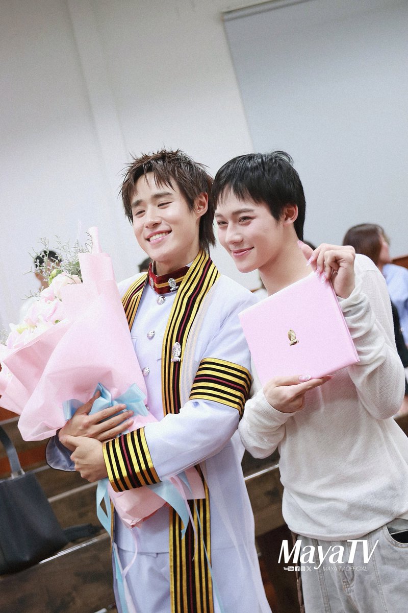 mayaonline2002's tweet photo. Snapshot #MAYATVOFFICIAL | “เลโก้” #Lego_Rapeepong ร่วมแสดงความยินดีกับ “นัท” #nnutdan พี่ชายคนเก่งของวง #LYKN ที่สำเร็จการศึกษาระดับปริญญาตรี  International School of Engineering (ISE) สาขา Nano Engineering จากรั้วจุฬาฯ💐🎓

CELEBRATING NUTDAN
#GraduateNutdan https://t.co/gqxo0xWsXe