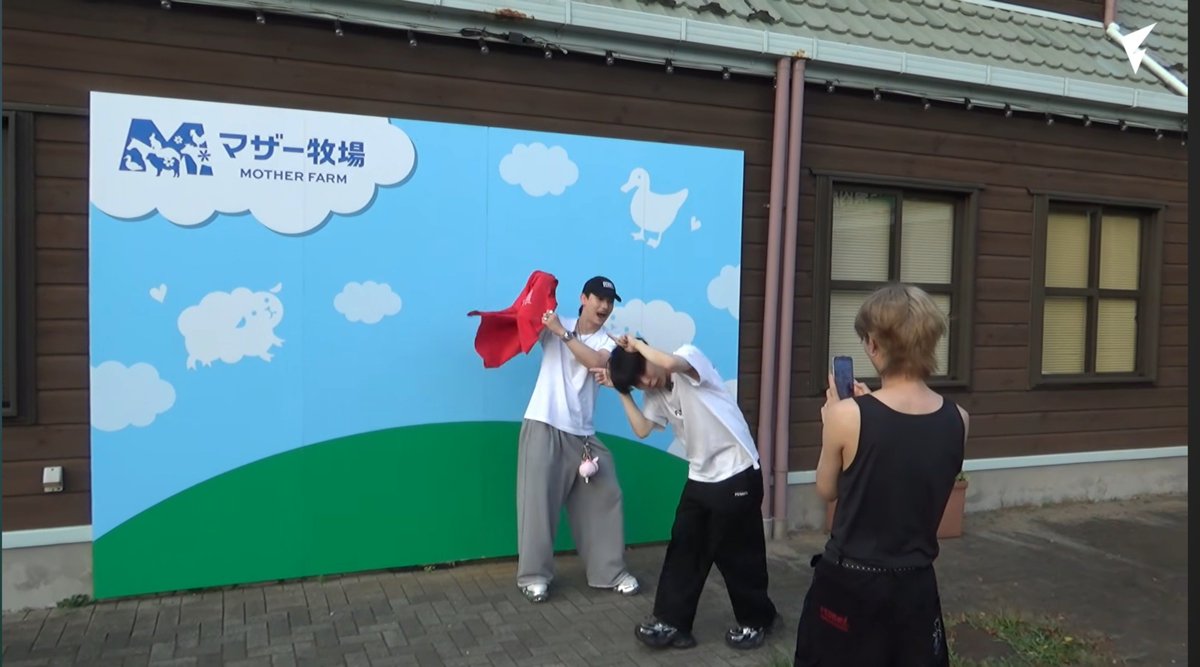 tsukicath2's tweet photo. 哎呦我真笑得不行，记得当时这条tiktok刚发出来的时候还和朋友说，他们不会是把豆腐身上那件扒下来了拍的吧，原来真的是啊wwwww https://t.co/anS9WYL5l6