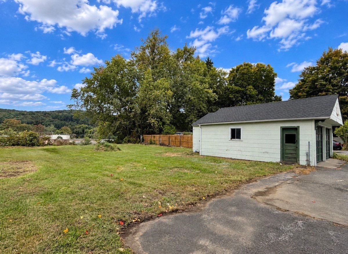 Jenthomes's tweet photo. 1266 South Main St, Palmer, MA, 01069
7 bed | 3 bath 2648 Sq. Ft.
Active | 500000
https://t.co/Xnc871md7Z
Fantastic opportunity to own a spacious and fully vacant 3-family property offering 2,648 sq. ft. of living space, 7 total bedrooms and beautifully updated interiors!... https://t.co/oPaEV8czWj