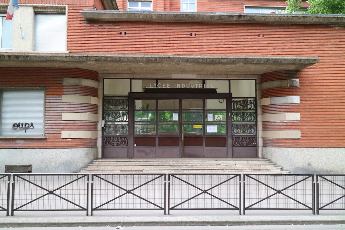 MacLesggy's tweet photo. Joyau des années 30, l'élégant portail en fer forgé du lycée Gaston Bachelard a été détruit ce matin par de jeunes émeutiers.  
Faute de moyens, il ne sera sans doute pas remplacé à l'identique. 
Tristesse.
#parismaville #patrimoine https://t.co/MGRmuP4XjZ