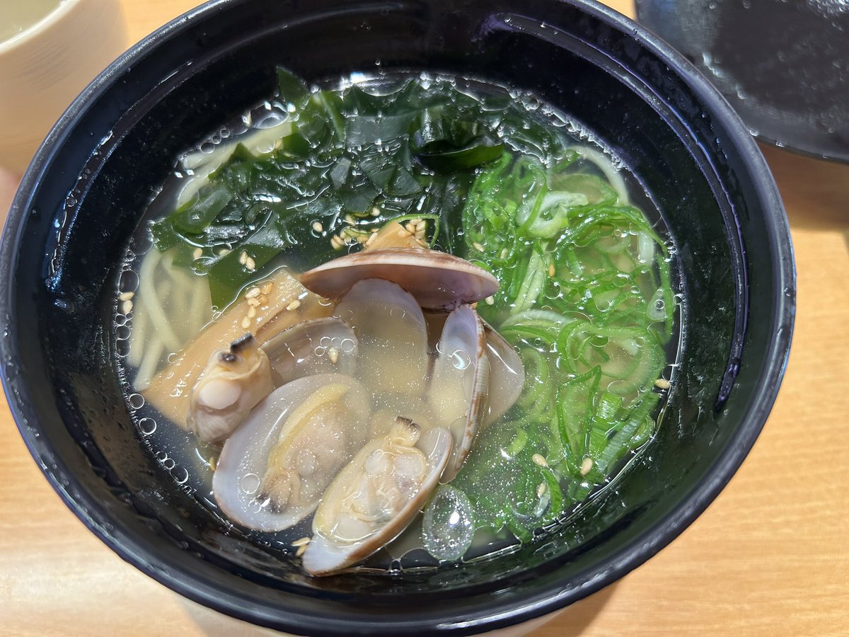 sakura_mutsuki's tweet photo. 昨日姉とお寿司食べに行って、お家に初めてご招待しました🍣🏠
貝汁〜♩ https://t.co/4cix0hrxpJ
