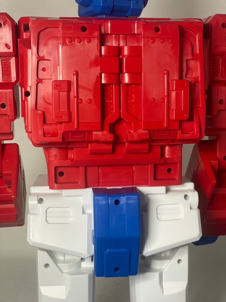 diaclone's tweet photo. これはボケとかでなくて真面目なアレなんだけどこの辺のディテール処理、変形するヤツからだよね？ https://t.co/G2pCWETqgy