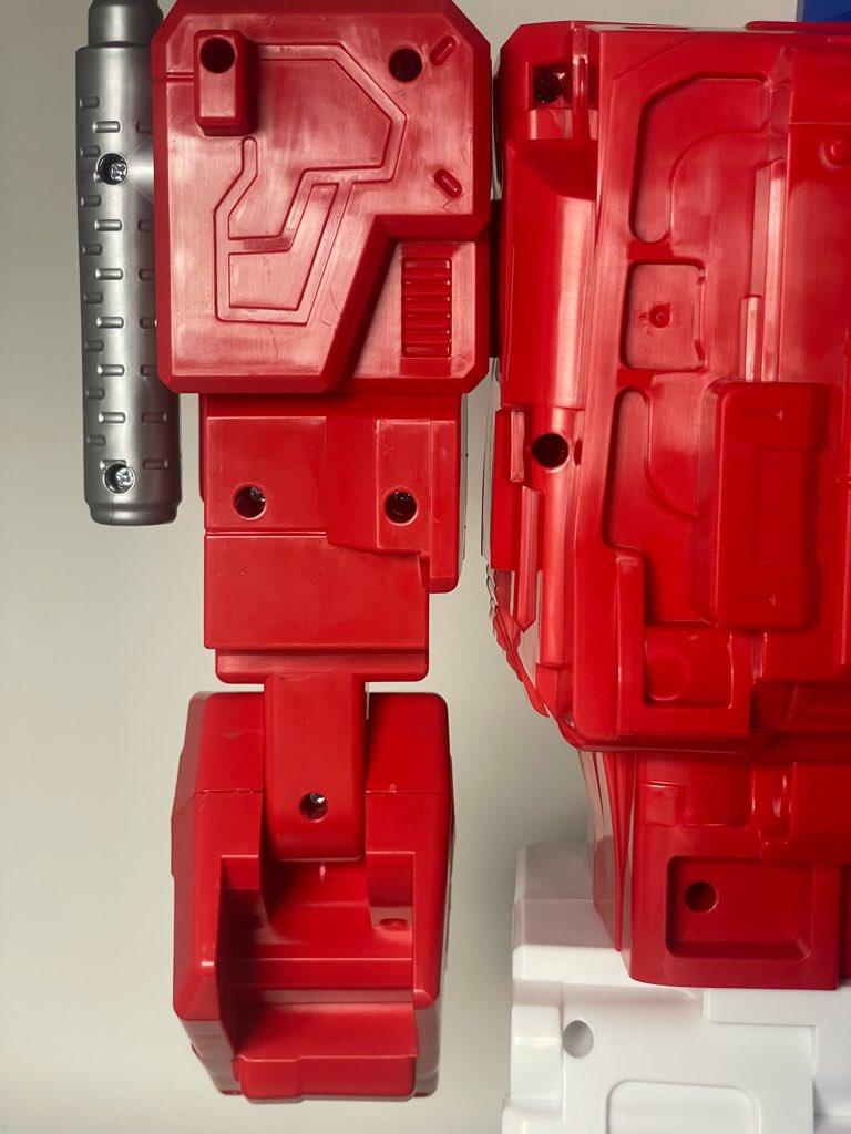 diaclone's tweet photo. これはボケとかでなくて真面目なアレなんだけどこの辺のディテール処理、変形するヤツからだよね？ https://t.co/G2pCWETqgy