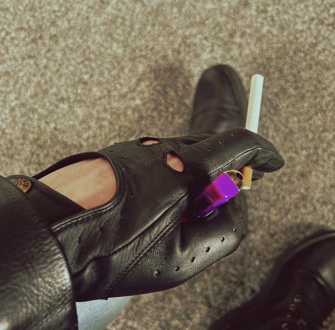 DomAndDopamine's tweet photo. Miss my driving gloves, any good sub wanna get me a new pair 😈 #gloved #findom #smoking https://t.co/KexnqjEN08