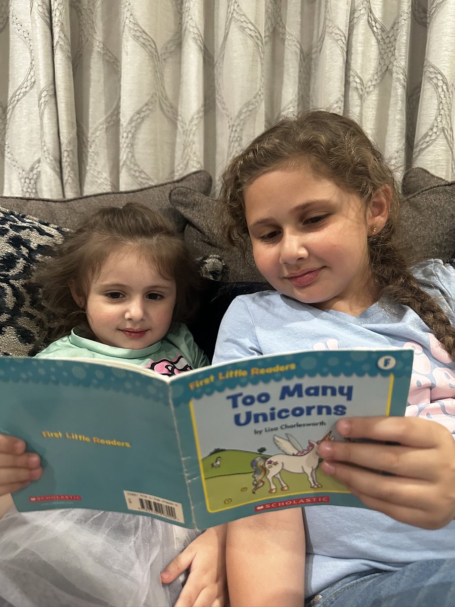 D31BeeHiveSI's tweet photo. Our tiniest readers are diving into big adventures   one book at a time! 🐛📚 #neverstopreadingchallenge⭐️✨ #d31isthebest💛🌻 @djacobsen920 @AP_JelaniMiller @DocPalton @CSD31SI @NYCSchools https://t.co/5enTZRNPIZ