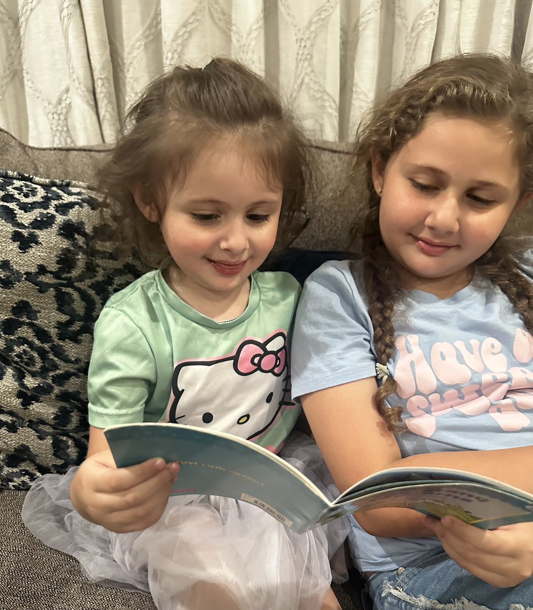 D31BeeHiveSI's tweet photo. Our tiniest readers are diving into big adventures   one book at a time! 🐛📚 #neverstopreadingchallenge⭐️✨ #d31isthebest💛🌻 @djacobsen920 @AP_JelaniMiller @DocPalton @CSD31SI @NYCSchools https://t.co/5enTZRNPIZ