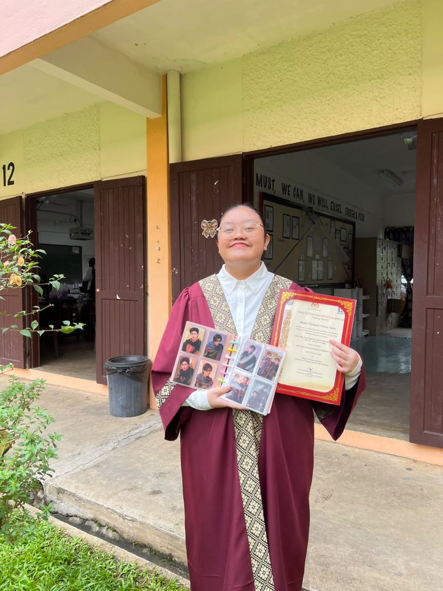 aoukiatnirans's tweet photo. your girl just graduated khaa 🤟🏻🤟🏻 https://t.co/zAu5pJP8xZ