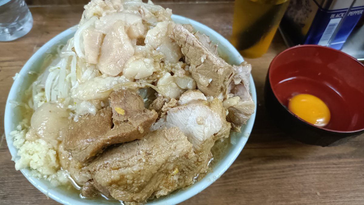 ryuryuryutoo's tweet photo. 10/2金、19:30ラーメン二郎池袋店。小豚YNA。20年前二郎童貞を捨てた思い出店舗。悪夢、金払ってこんな不味を食った記憶が無。汁はジンジャーエール？強烈生姜。分量間違えてる、間違えてないならセンス無杉、味見した？麺もカタメなのにブヨブヨ。なんで券購入→20秒後に提供？量も固さも未確認だろ？ https://t.co/hy1DJzdcgT