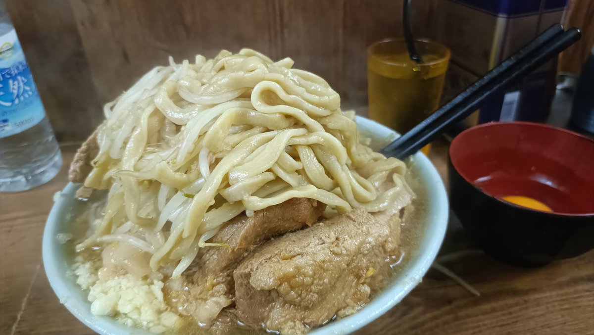 ryuryuryutoo's tweet photo. 10/2金、19:30ラーメン二郎池袋店。小豚YNA。20年前二郎童貞を捨てた思い出店舗。悪夢、金払ってこんな不味を食った記憶が無。汁はジンジャーエール？強烈生姜。分量間違えてる、間違えてないならセンス無杉、味見した？麺もカタメなのにブヨブヨ。なんで券購入→20秒後に提供？量も固さも未確認だろ？ https://t.co/hy1DJzdcgT