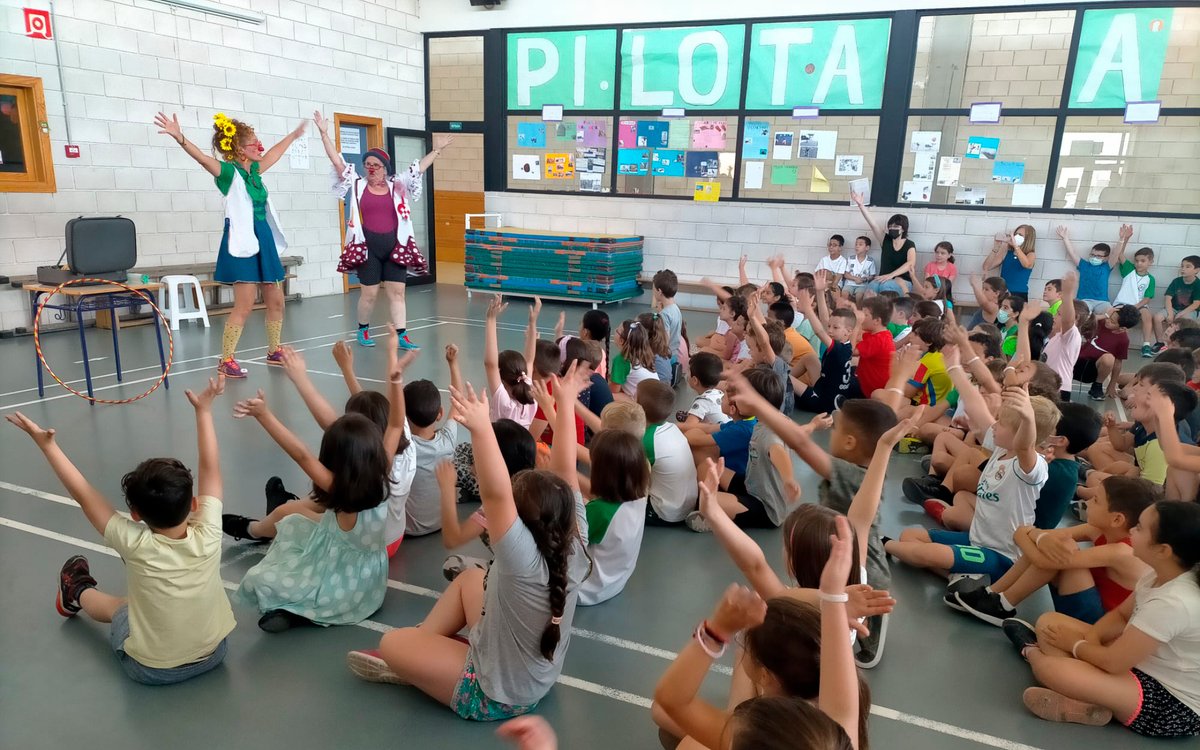 payasospital's tweet photo. ¿Visitamos tu cole? Invitamos a vuestro colegio a participar en la campaña del #CalendarioSolidario2027 de Payasospital. En agradecimiento a vuestra implicación, nuestros payasos y payasas visitarán vuestro cole. Ponte en contacto: info@payasospital.org / 621.32.96.42 https://t.co/4gWleRJANu