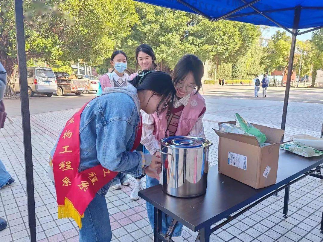 ShainaNoakqi's tweet photo. [únete a la Asociación de Voluntariado! Maana, sábado, repartiremos alimentos a familias necesarias en el parque central. Tu ayuda hace la diferencia!] https://t.co/hUdqCJc3kT