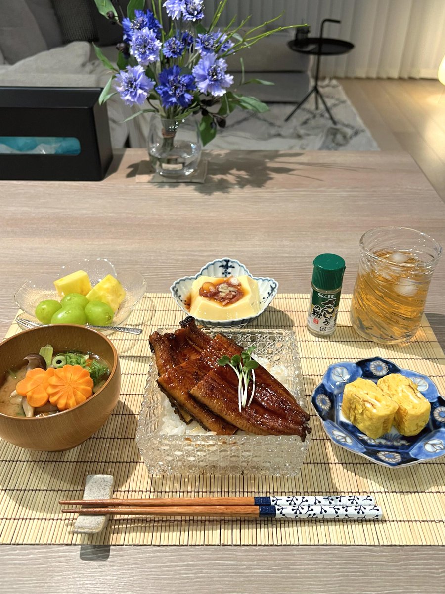 amaikeeeki's tweet photo. 香ばしいうなぎに、ふんわりした玉子焼き、さっぱりした冷奴と一杯のお酒。シンプルだけど、とても満足なひとときです🍶
何気ない毎日でも、美味しくご飯を食べられることって幸せですよね！
#家庭料理
#夕食
#料理好き
#手作り料理
#料理記録
#季節の料理 https://t.co/C40HkyTd5e