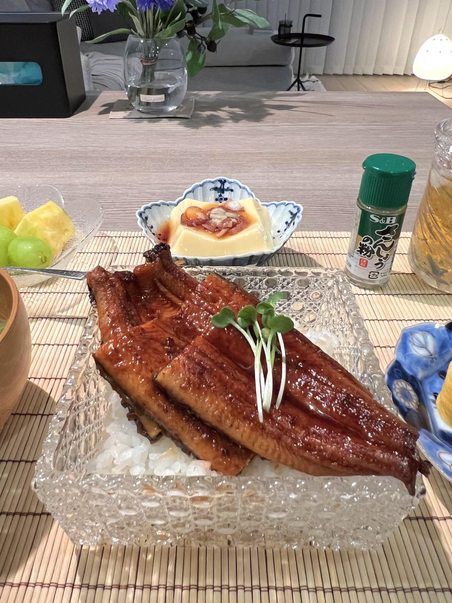amaikeeeki's tweet photo. 香ばしいうなぎに、ふんわりした玉子焼き、さっぱりした冷奴と一杯のお酒。シンプルだけど、とても満足なひとときです🍶
何気ない毎日でも、美味しくご飯を食べられることって幸せですよね！
#家庭料理
#夕食
#料理好き
#手作り料理
#料理記録
#季節の料理 https://t.co/C40HkyTd5e