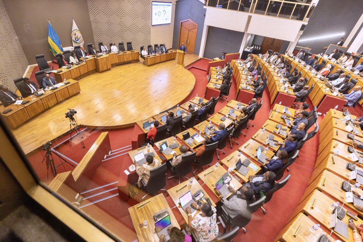 PrimatureRwanda's tweet photo. In his presentation to Parliament, Prime Minister Nsengiyumva highlighted the resilience of Rwanda’s financial sector and Government’s efforts to expand access to reliable and affordable financial services. He also emphasized the importance of increased productivity and collective action to improve livelihoods and advance sustainable development.
----------------
Mu kiganiro yagejeje ku Nteko Ishinga Amategeko, Minisitiri w’Intebe Nsengiyumva yagaragaje ko urwego rw’imari mu Rwanda ruhagaze neza, kandi ko Guverinoma ikomeje gushyira imbaraga mu kwagura serivisi z’imari zizewe kandi zihendutse zigera ku baturage. Yashimangiye kandi akamaro ko kongera umusaruro no guhuza imbaraga, mu rwego rwo kuzamura imibereho y’abaturage no kwihutisha iterambere rirambye.