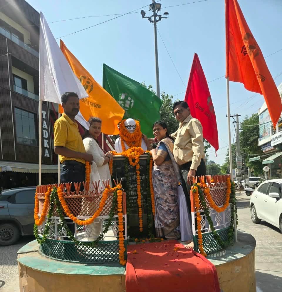 samaj_vaish's tweet photo. अग्रवाल वैश्य समाज रेवाड़ी द्वारा गांधी चौक रेवाड़ी में गांधी जयंती पर माल्यार्पण।इस मौके पर जिला अध्यक्ष नवीन सिंघल, रेवाड़ी विधानसभा कोषाध्यक्ष सुनील गोयल,राजीव अग्रवाल, जिला महिला महासचिव यशोदा बंसल, रेवाड़ी विधानसभा महिला महासचिव अंजू अग्रवाल मौजूद रहे
#Rewadi #MahatmaGandhi https://t.co/HhaheJfJqB